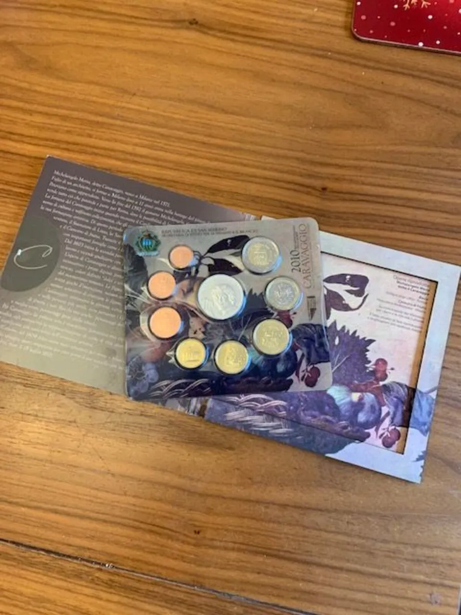 San Marino BU Set 2010 + 5 Euro Caravaggio - Image 1