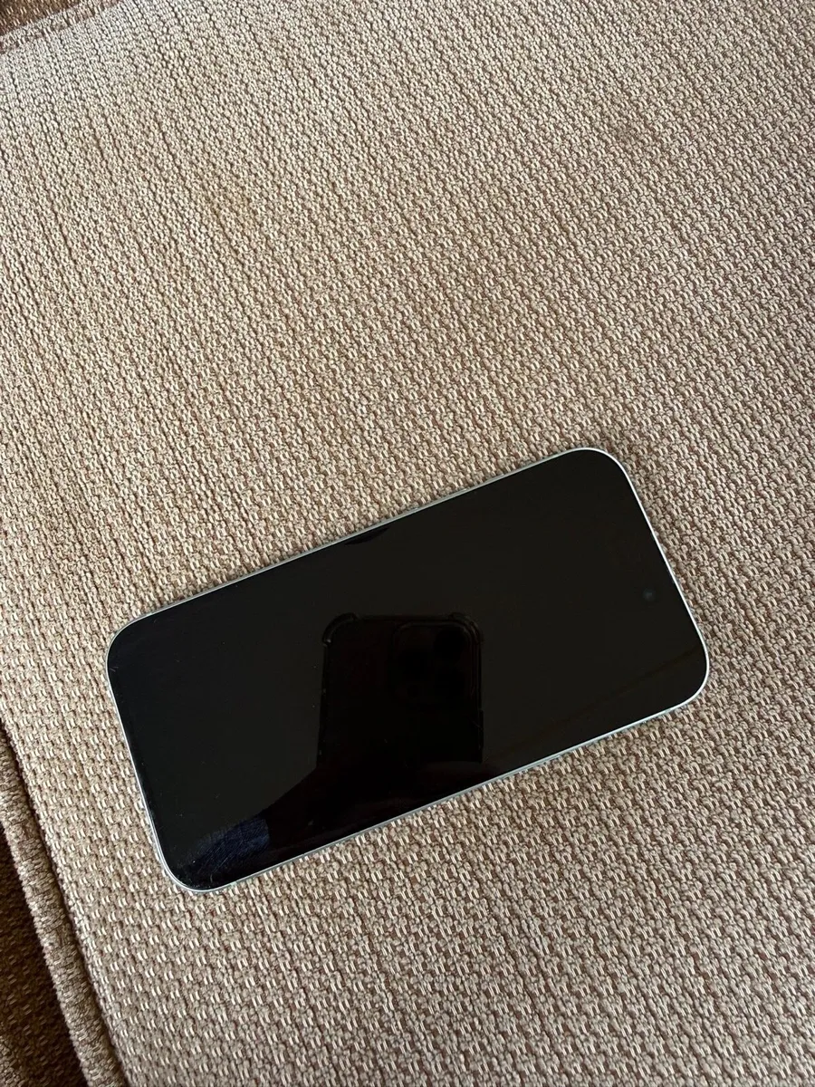 iPhone 15 - Image 4