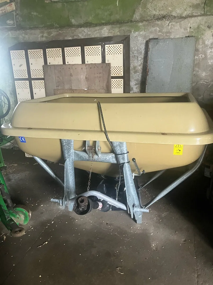 Fertiliser spreader - Image 1