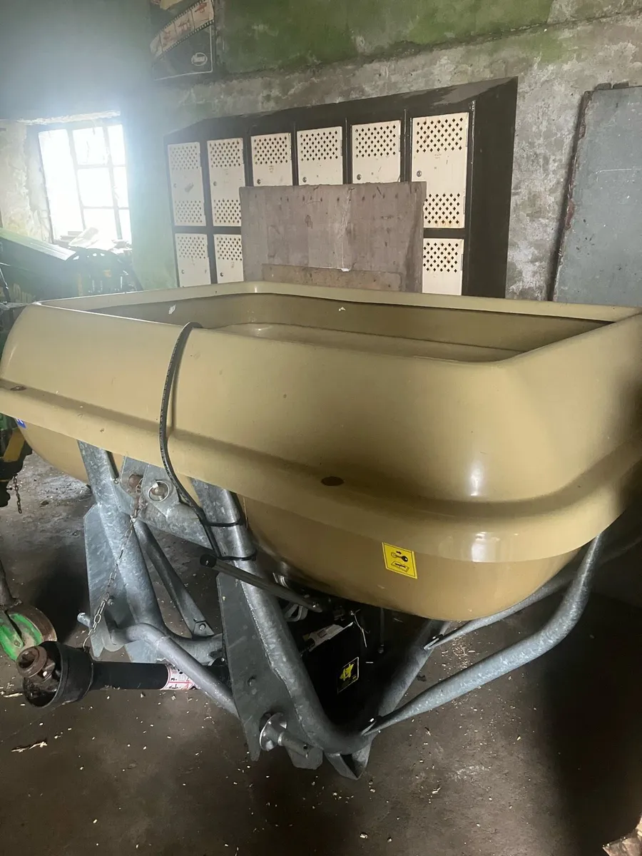 Fertiliser spreader - Image 2