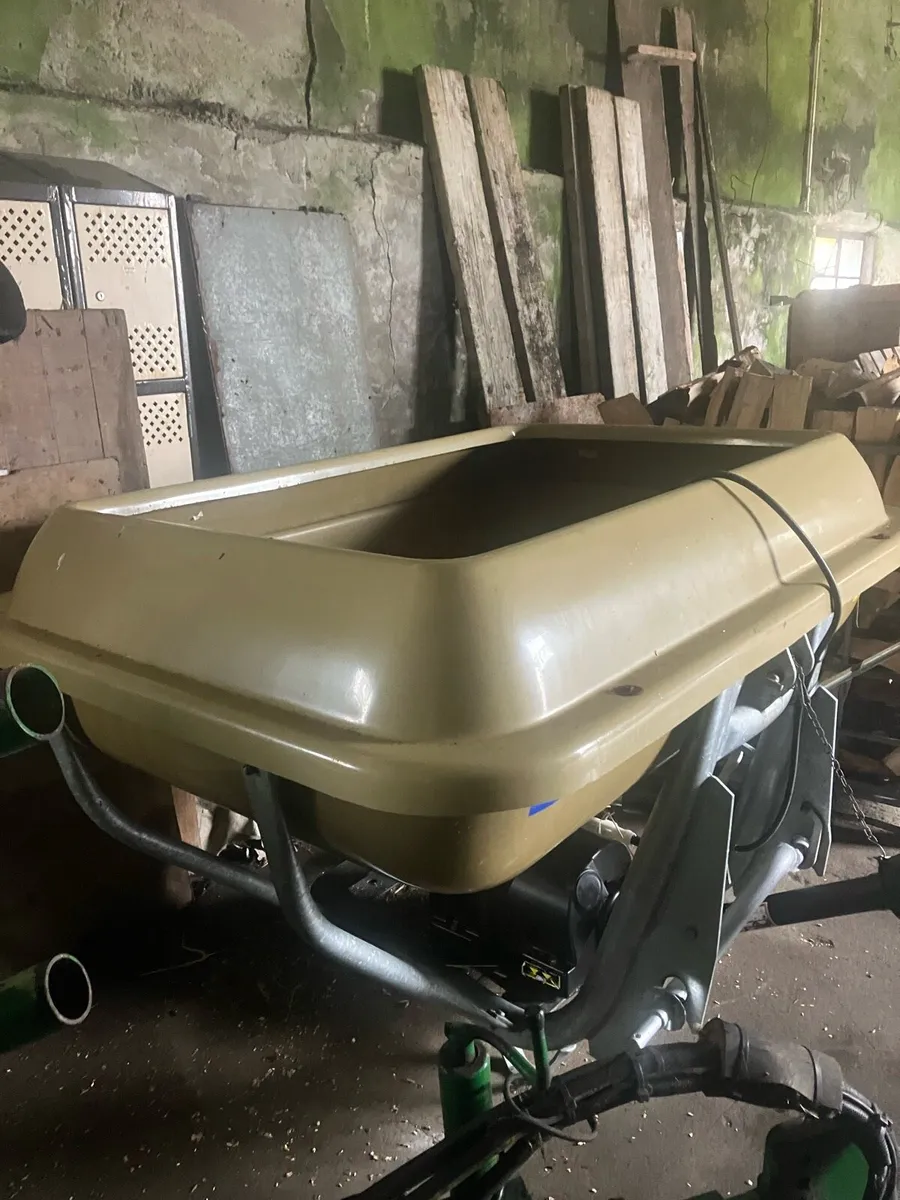 Fertiliser spreader - Image 3