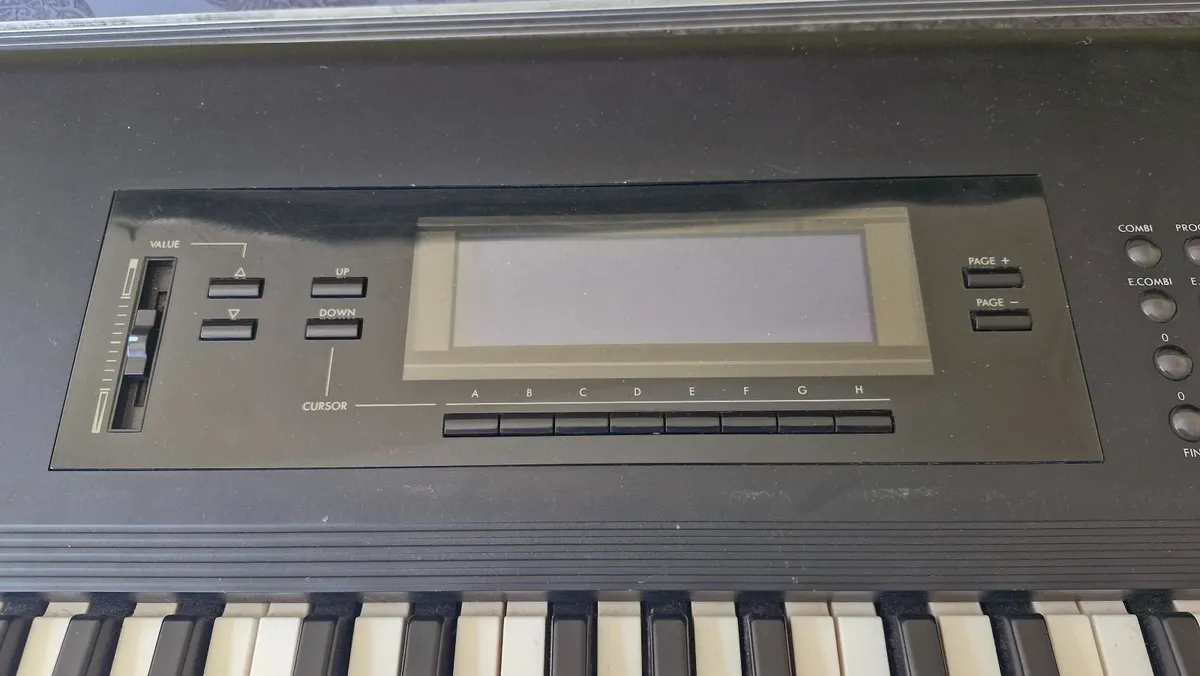 Korg T3 1989 Synthesiser - Image 2
