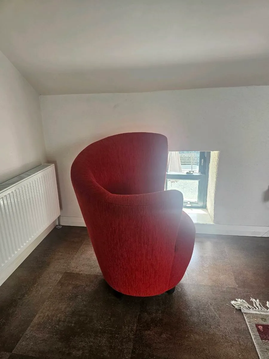 RED CHAIR - Image 4