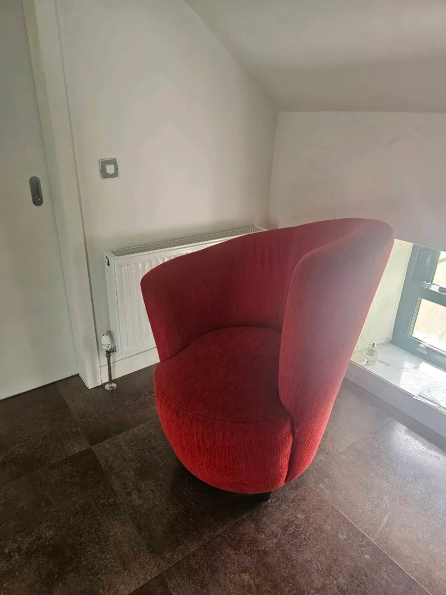 RED CHAIR - Image 3