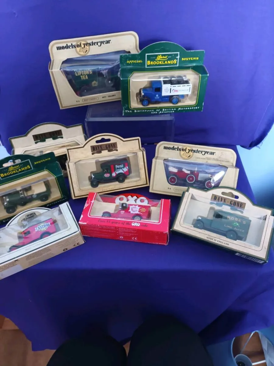 9 Dinky Models in original  boxes - Image 1