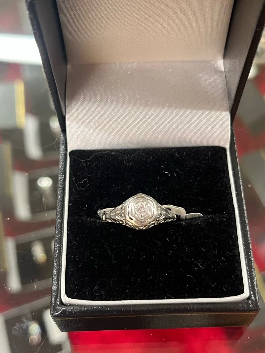 Vintage platinum ring with diamond. - Image 1