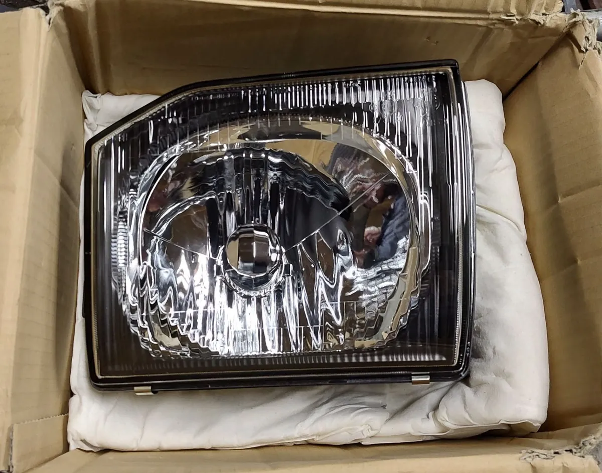 > 2000 PAJERO D/S HEADLAMP