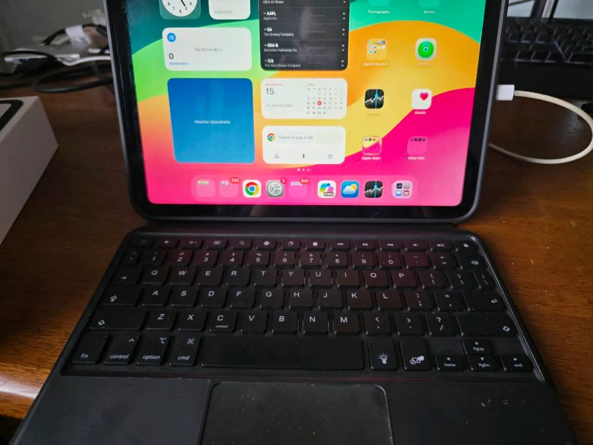 Ipad 10th Gen w/apple pencil and bluetooth case - Image 2