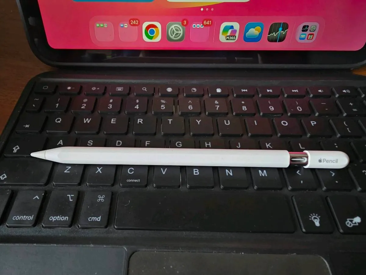 Ipad 10th Gen w/apple pencil and bluetooth case - Image 3