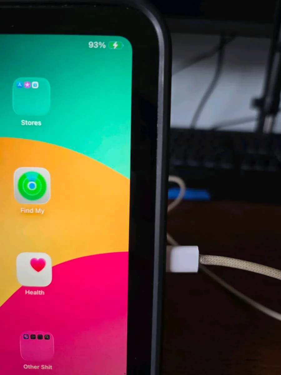 Ipad 10th Gen w/apple pencil and bluetooth case - Image 4