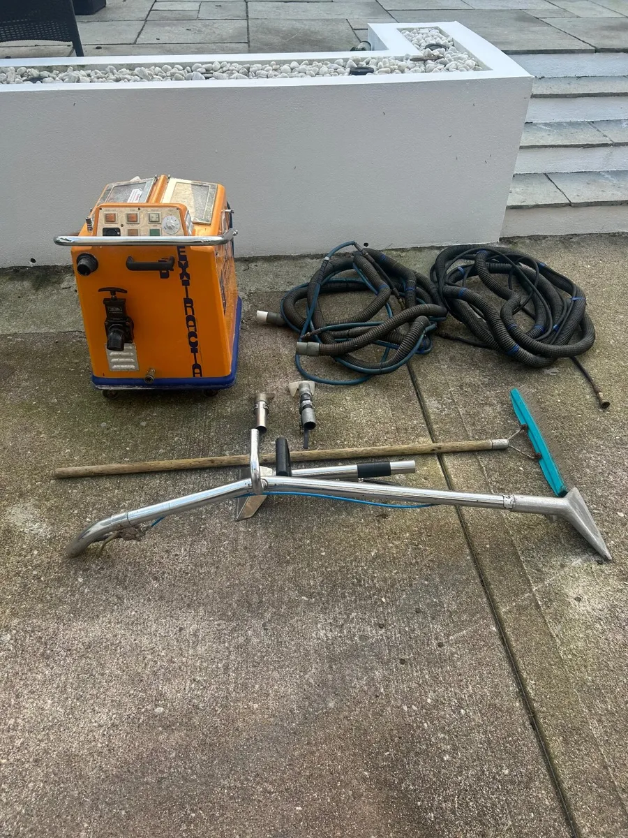 Carpet cleaning machine - Image 1