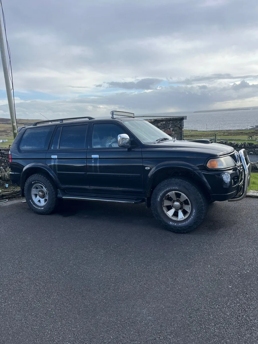 07 Pajero Jeep - Image 2