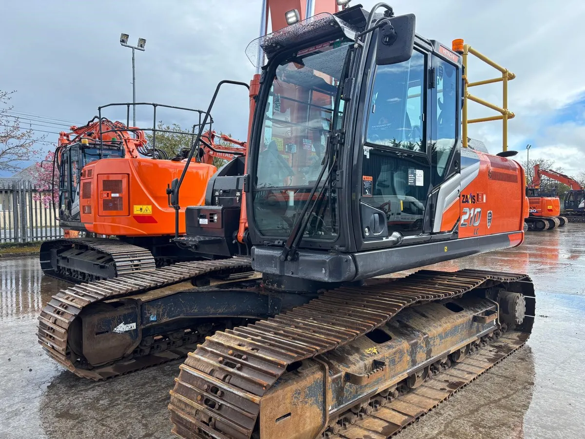 Hitachi ZX210LC-7 - Image 2