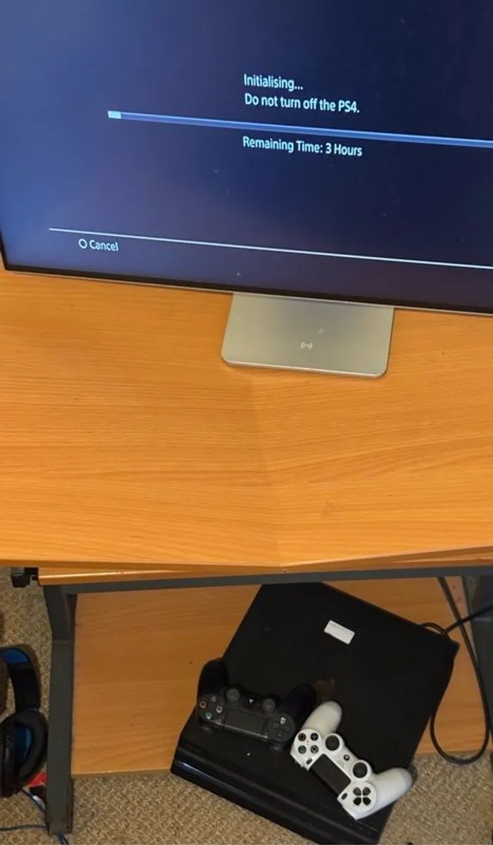 PS4 Pro 1TB Console Bundle - 2 Controllers - Image 3