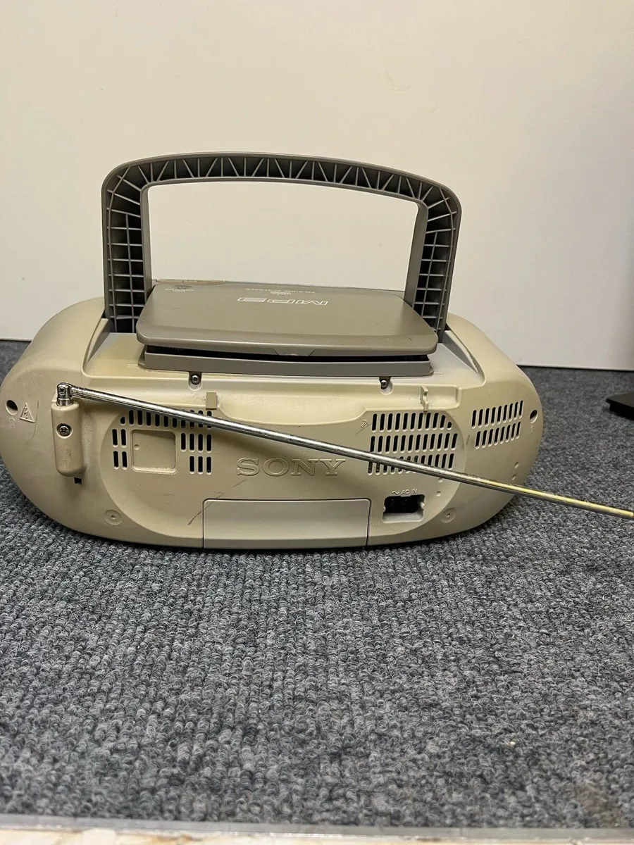 Sony CD Stereo - Image 4