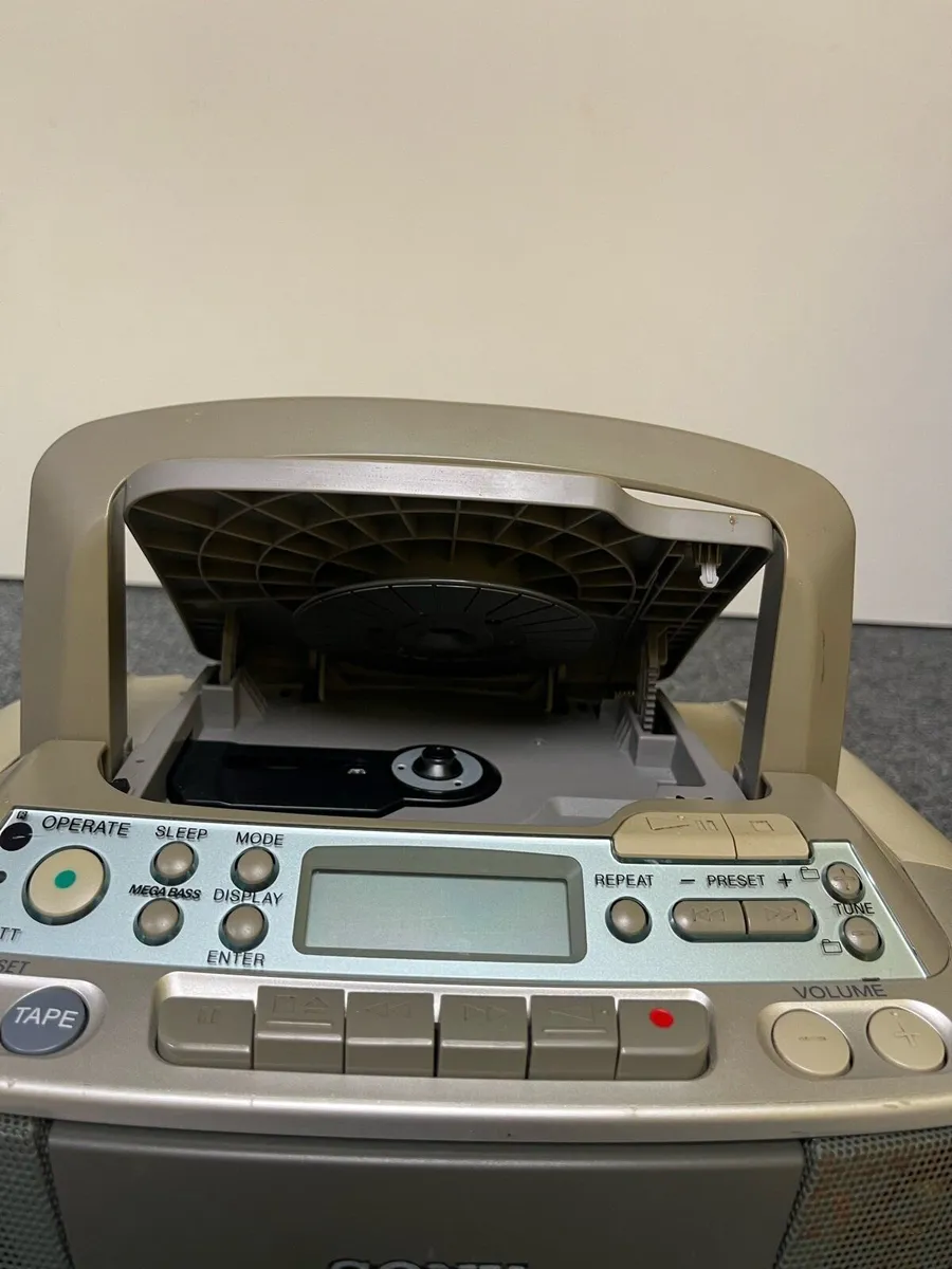 Sony CD Stereo - Image 2