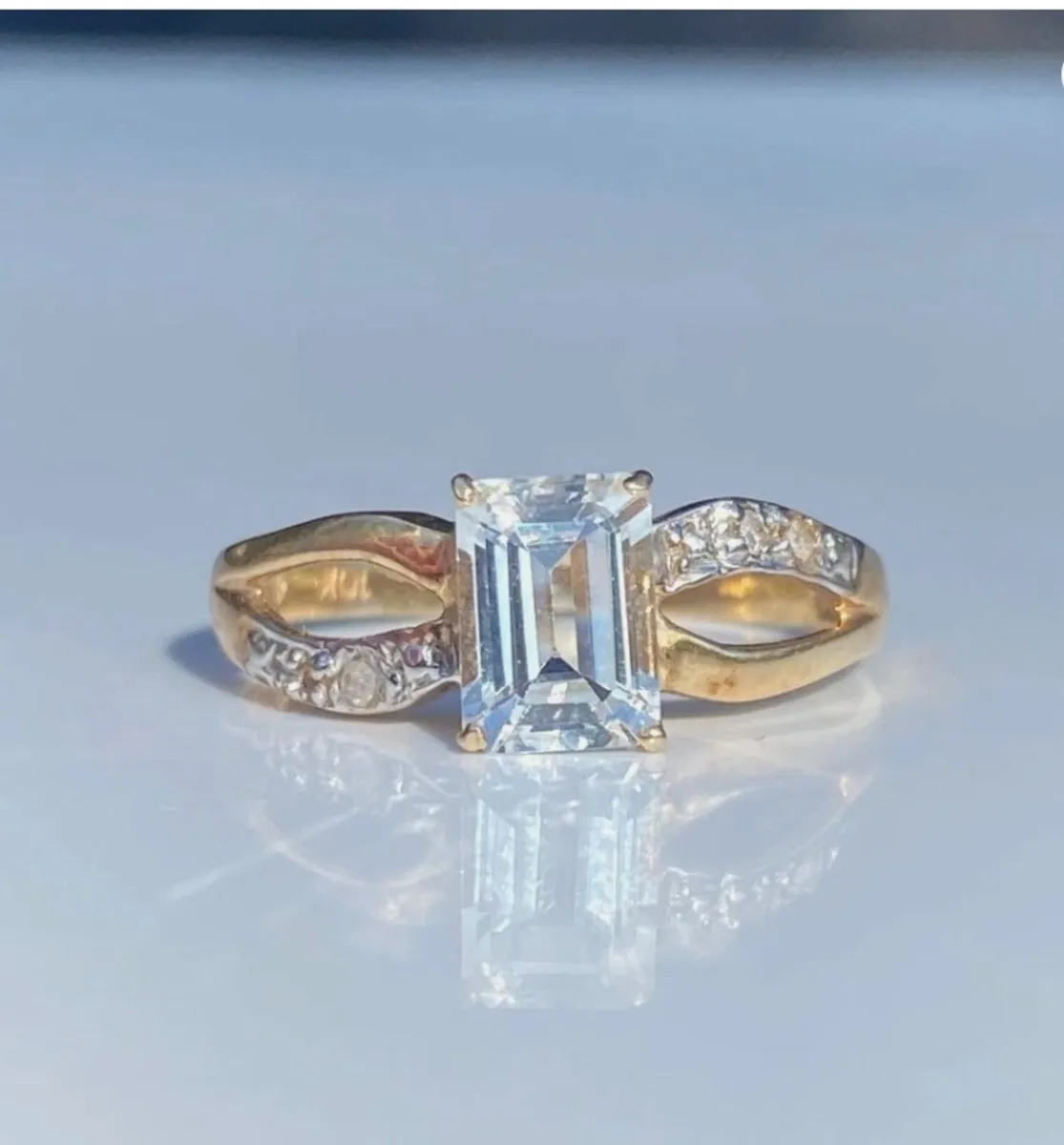 10ct Gold Aquamarine & Diamond Ring - Image 1