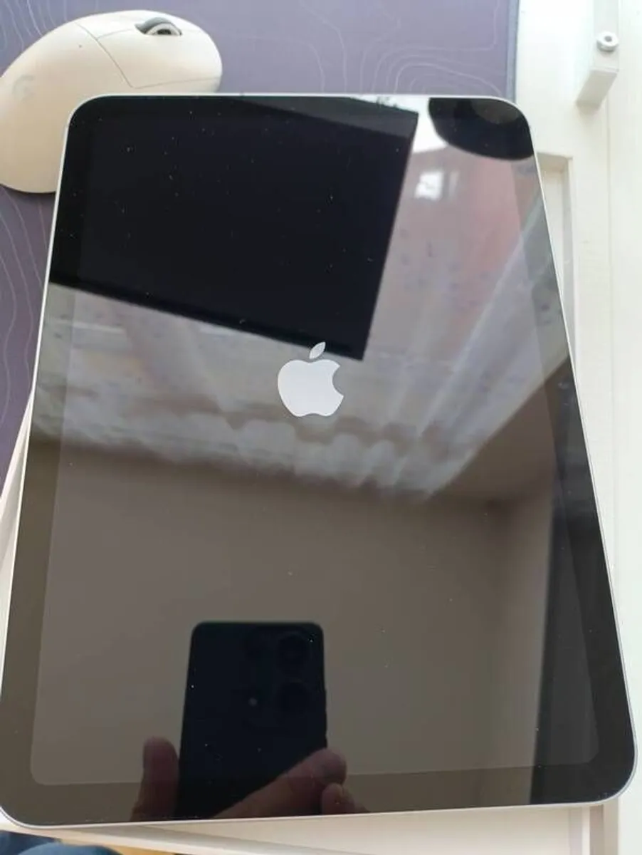 iPad 10th gen 64 GB like new - Image 1