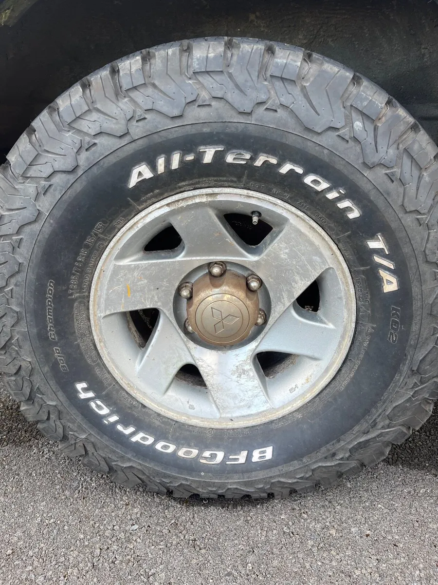 07 Pajero Jeep - Image 3