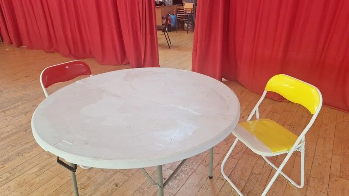 Tables/Chairs - Image 1