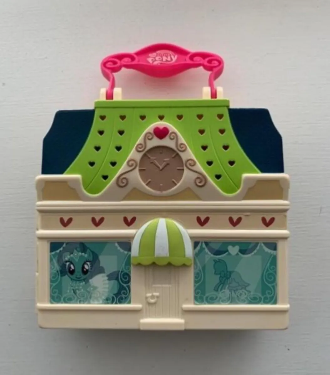 Small Carry Case House with Small Figurines etc  G - Image 1