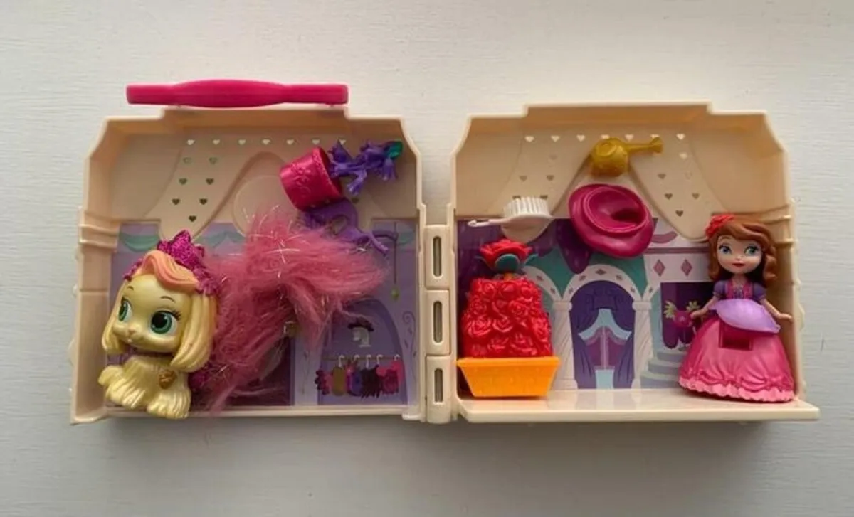 Small Carry Case House with Small Figurines etc  G - Image 2