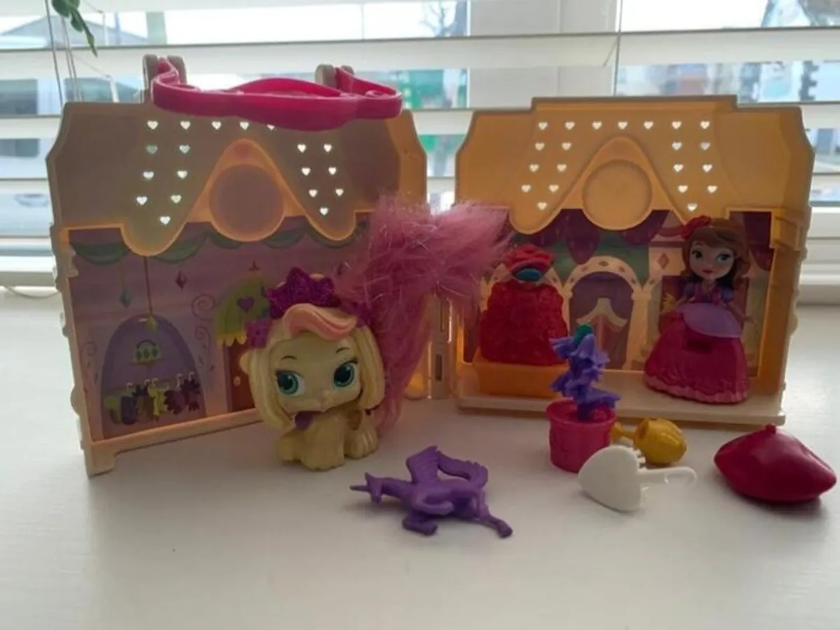 Small Carry Case House with Small Figurines etc  G - Image 3