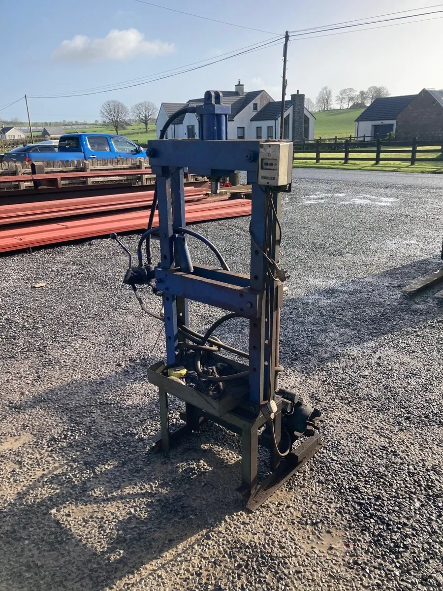 Hydraulic press - Image 1