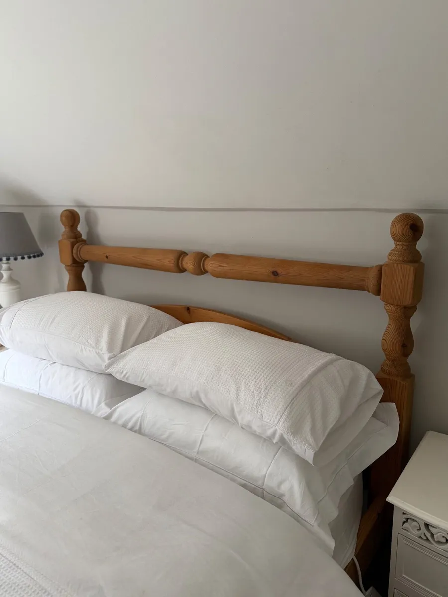 4ft 6 solid pine bed in immaculate condition - Image 3