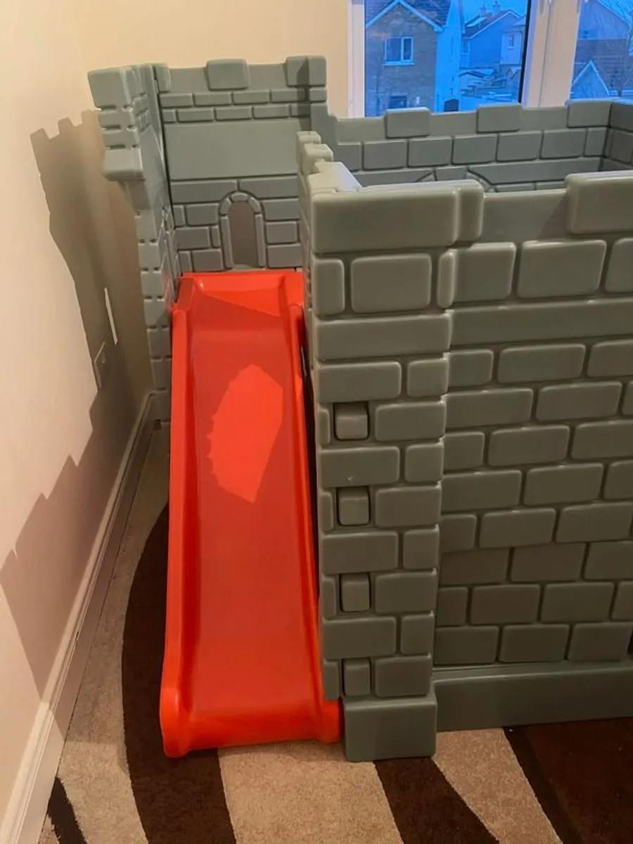 Little Tikes Classic Castle Playhouse (RRP 700) - Image 4