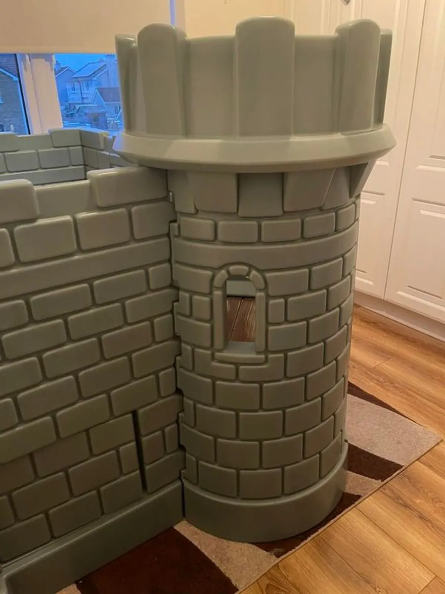Little Tikes Classic Castle Playhouse (RRP 700) - Image 3