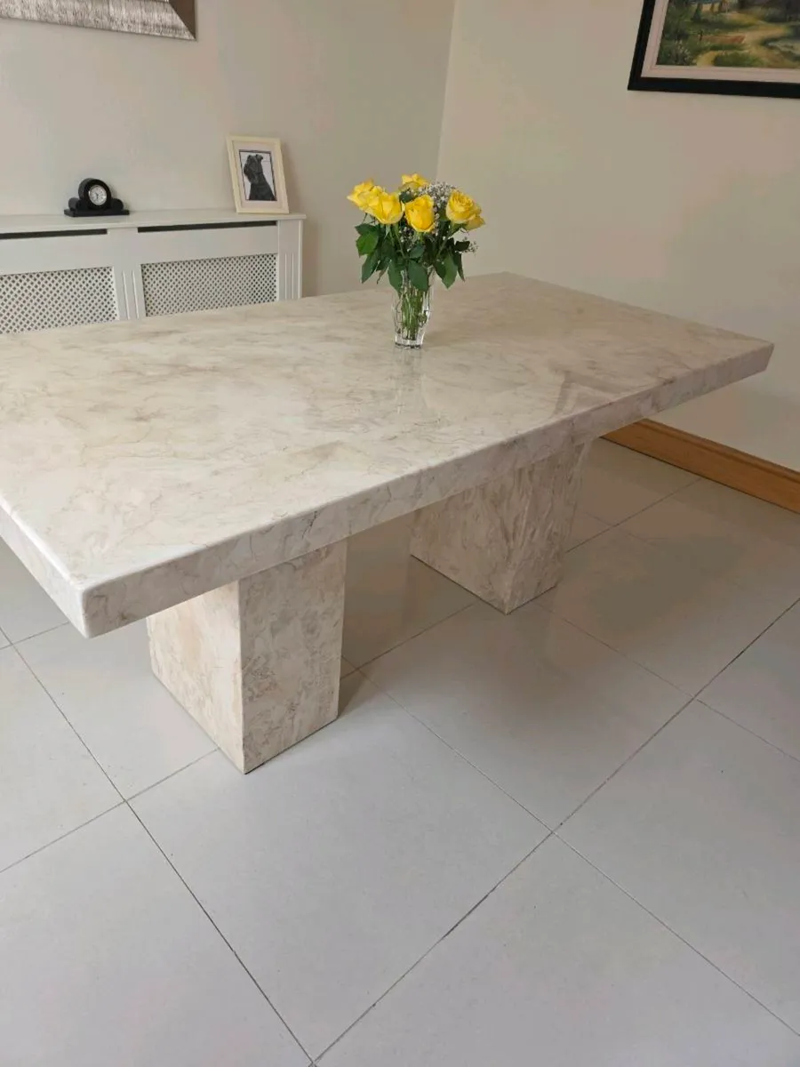 Marble table - Image 1