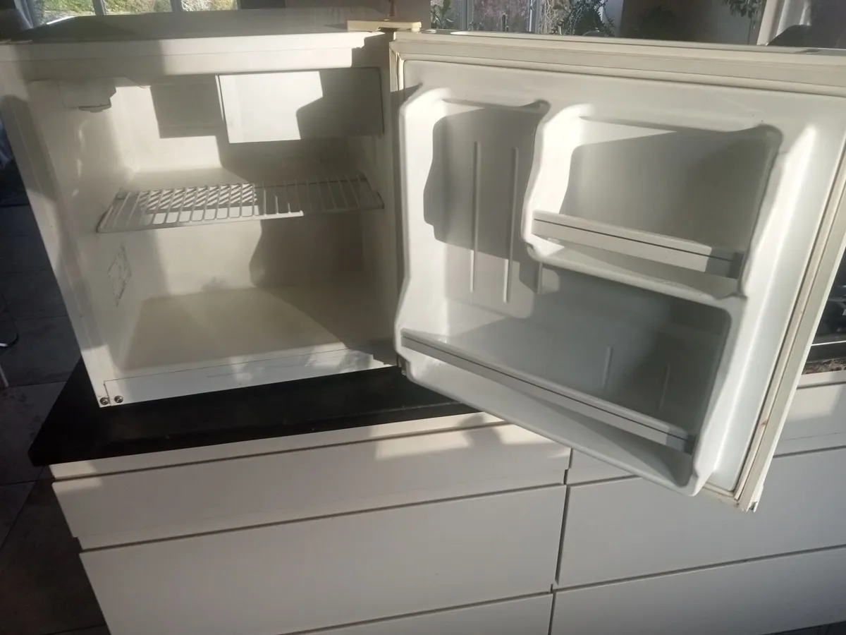 Mini fridge - Image 1
