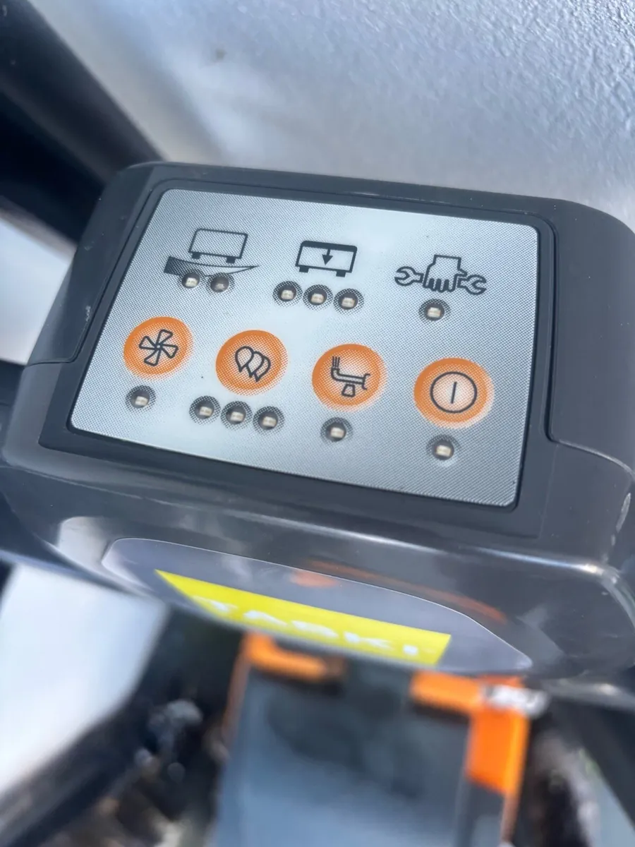 Taski floor polisher/dryer - Image 3