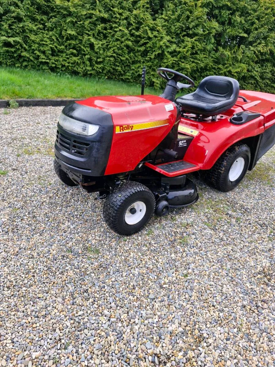 Ride on lawnmower - Image 1