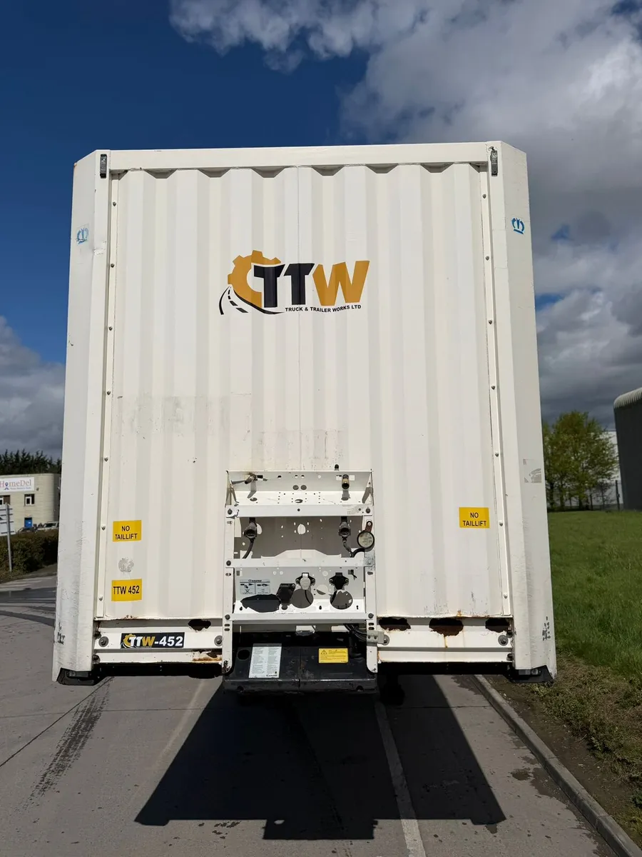 Box Van with Tail Lith for Hire - Image 4