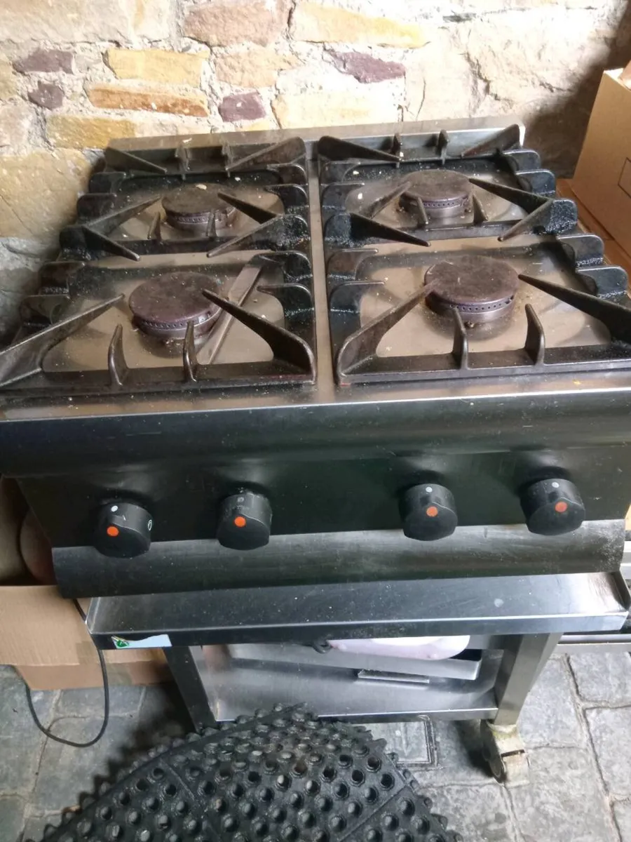 4 ring gass cooker and table - Image 1