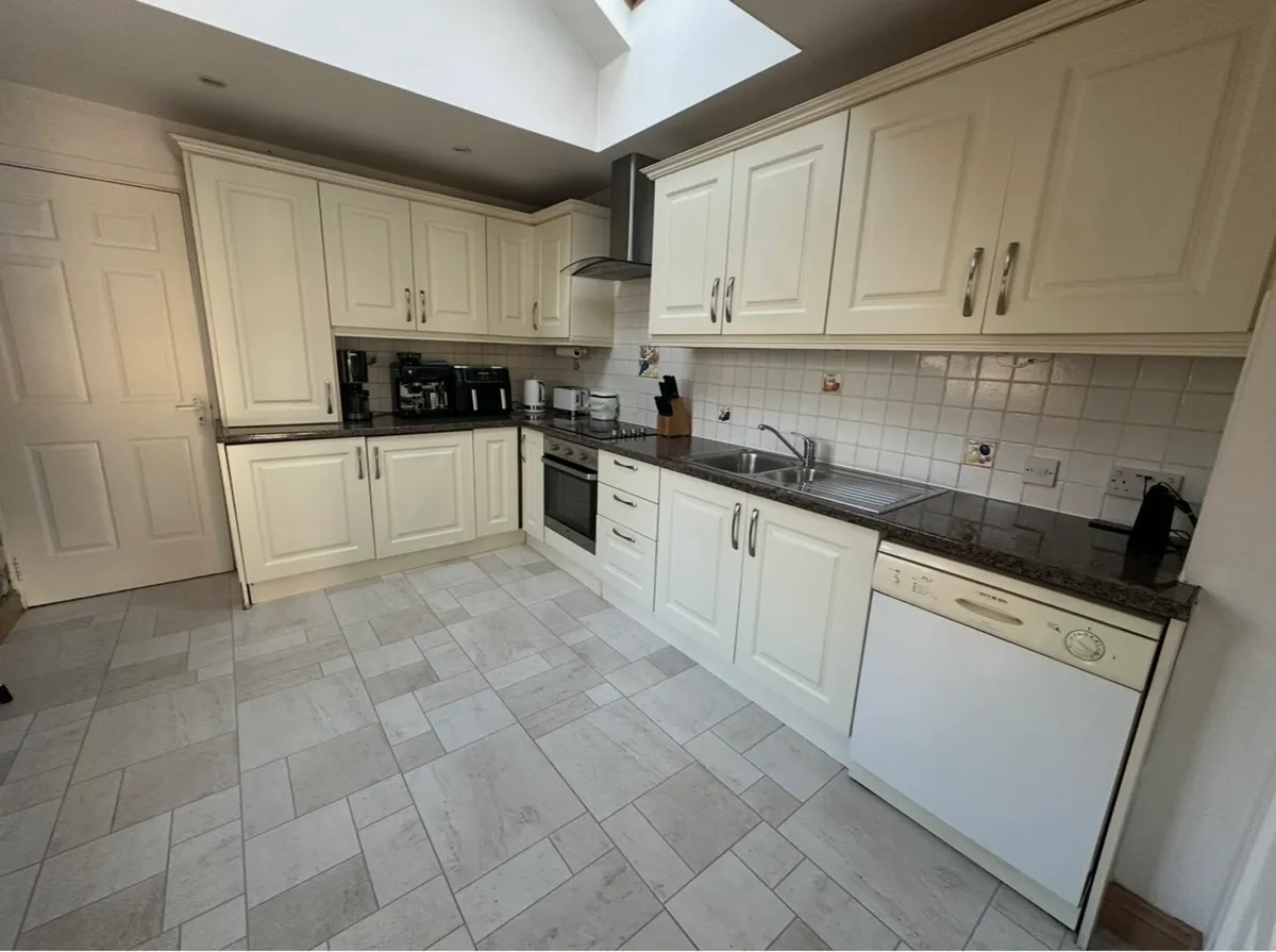 Fitted kitchen with all appliances - Image 1
