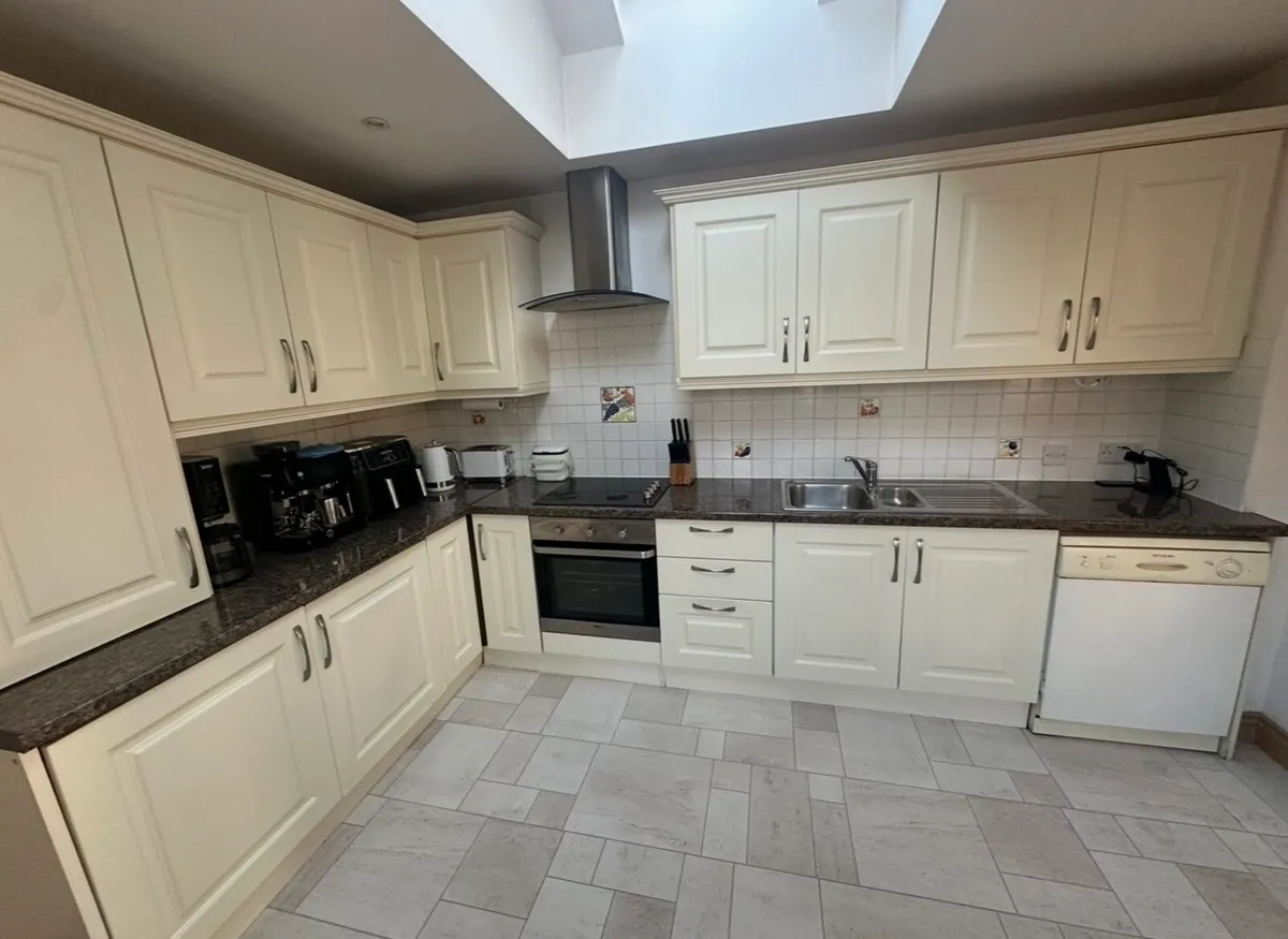 Fitted kitchen with all appliances - Image 2