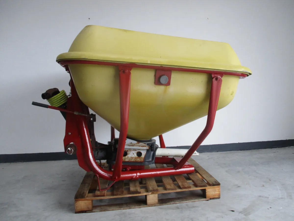 Cosmo 1 ton fertliser spreader - Image 3