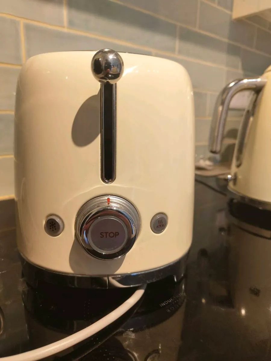 SMEG kettle and Toaster - Image 2