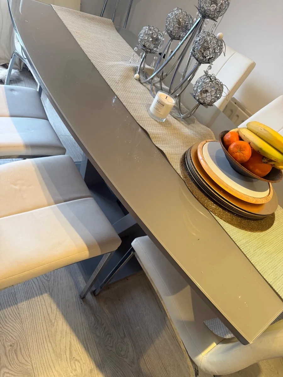 Dining table - Image 1