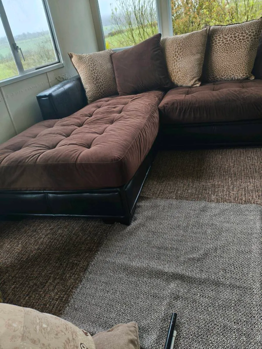 Beautiful like new corner suite, revesable cousion - Image 4