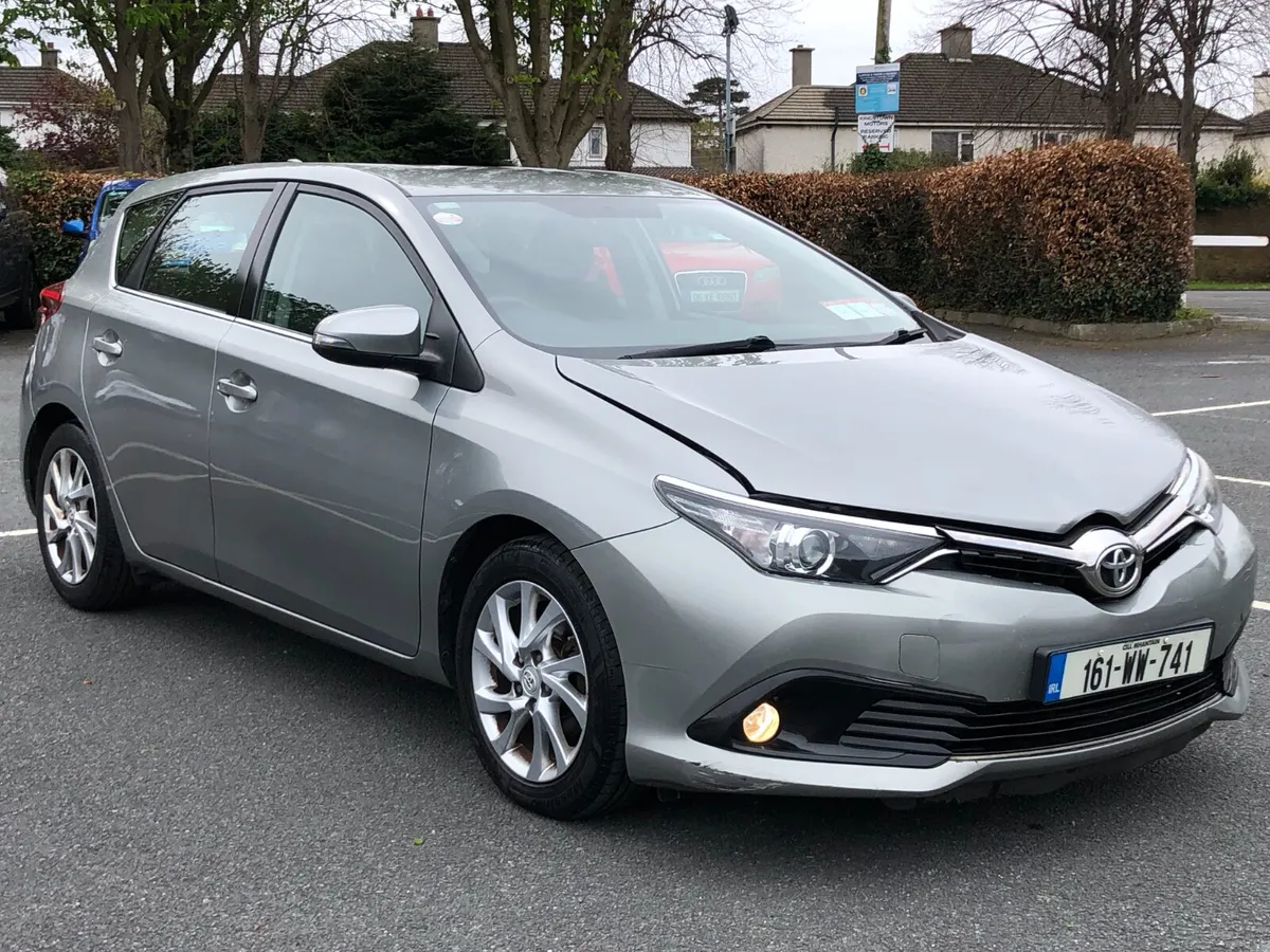 Toyota Auris 2016 1.4D4D,LIGHT DAMAGE ON THE FRONT - Image 3