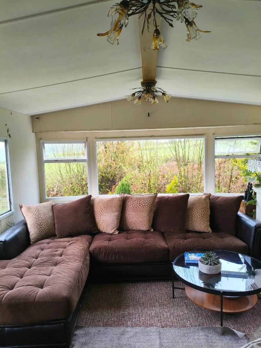 Beautiful like new corner suite, revesable cousion - Image 3