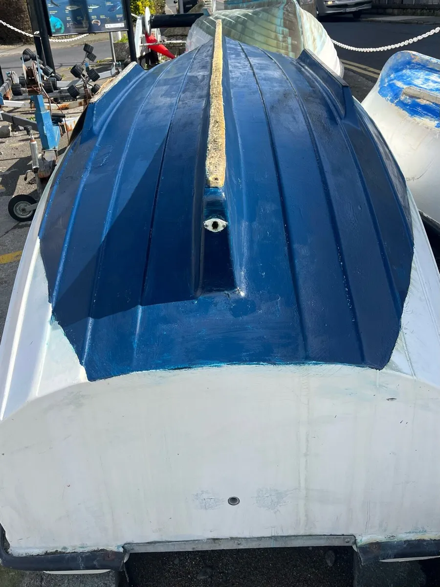 Small boat - Image 2