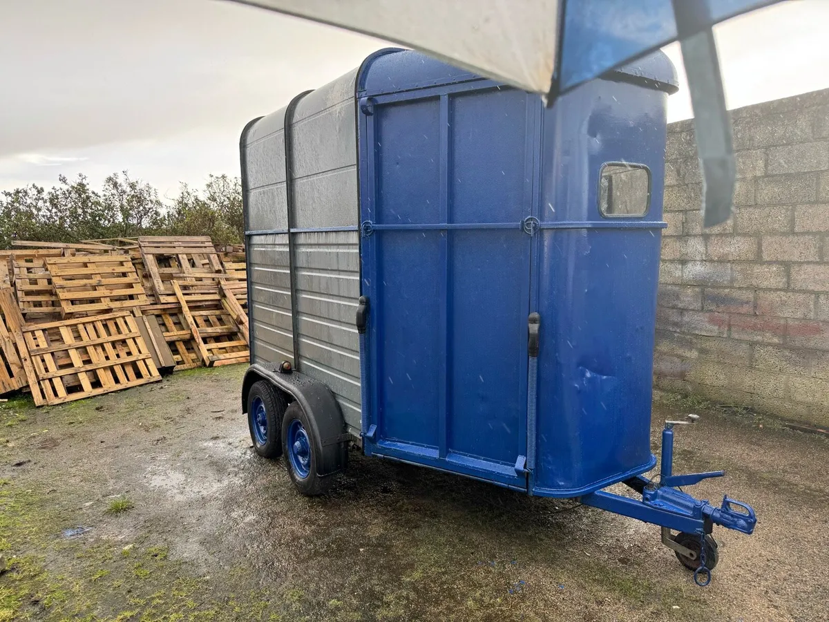 Twin horse box - Image 1