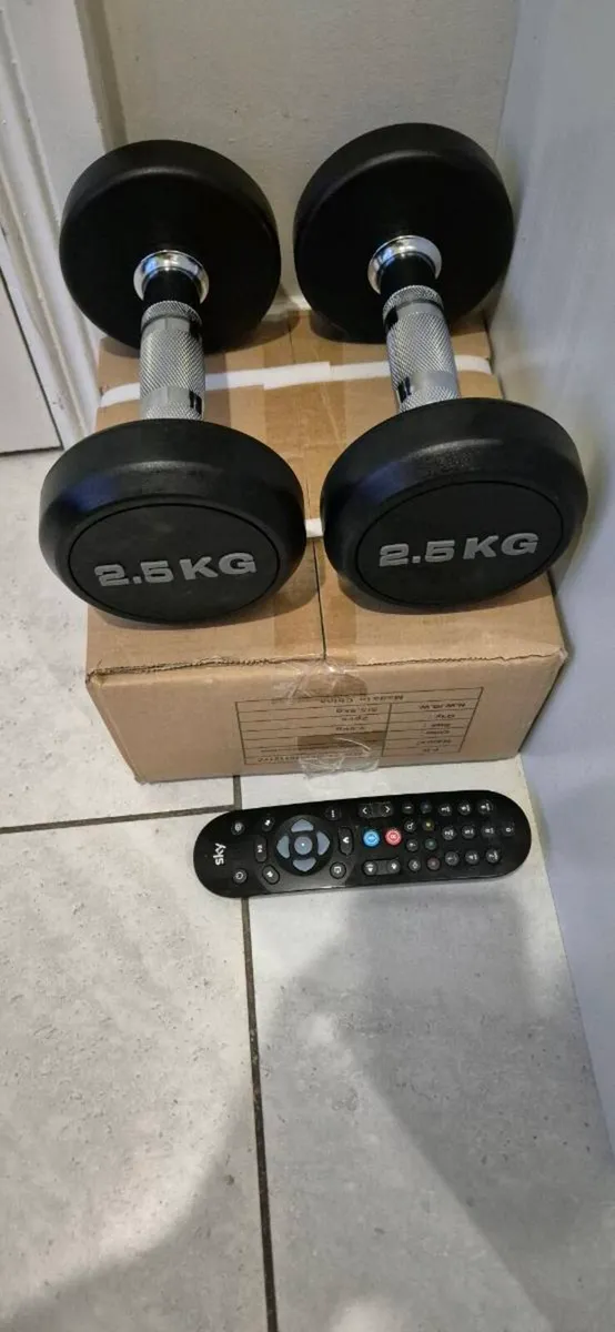 Brand new set of 2x2.5kilo dumbbells - Image 1