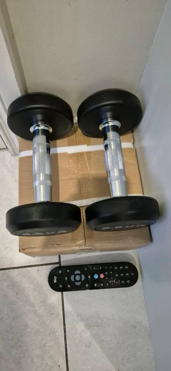 Brand new set of 2x2.5kilo dumbbells - Image 2