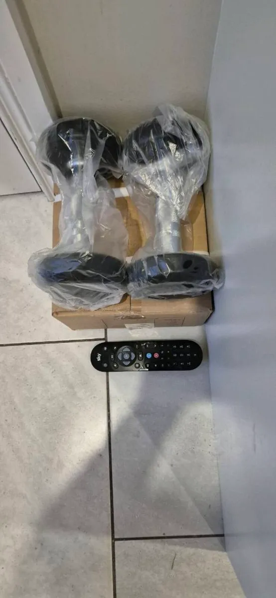 Brand new set of 2x2.5kilo dumbbells - Image 3